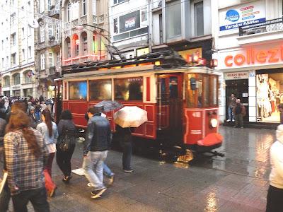 Tram, ombrelli rotti e camioncini Lego, Istanbul sotto la pioggia