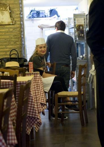 Roma: Sharon Stone cameriera dà pizze ai paparazzi