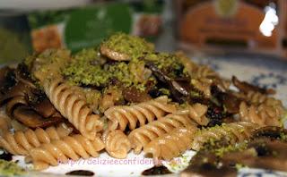 Fusilli integrali con champignon, cipolla rossa e granella di pistacchio aromatizzati al balsamico