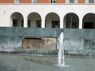 La fontana della piazza riprende i pezzi