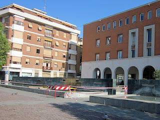 La fontana della piazza riprende i pezzi