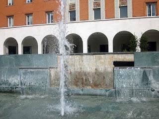 La fontana della piazza riprende i pezzi