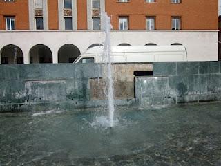 La fontana della piazza riprende i pezzi