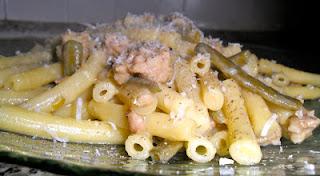 MACCHERONCINI DI GRANO TENERO  CON CORNETTI , SALSICCIA E ZAFFERANO