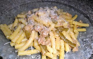 MACCHERONCINI DI GRANO TENERO  CON CORNETTI , SALSICCIA E ZAFFERANO