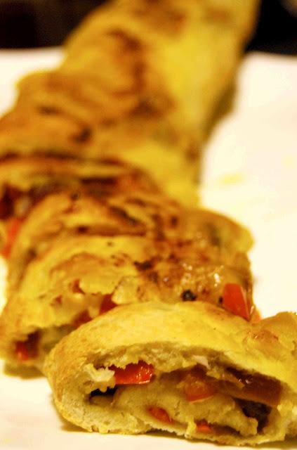 Rotolo sfizioso di peperoni con salsa di cipolle