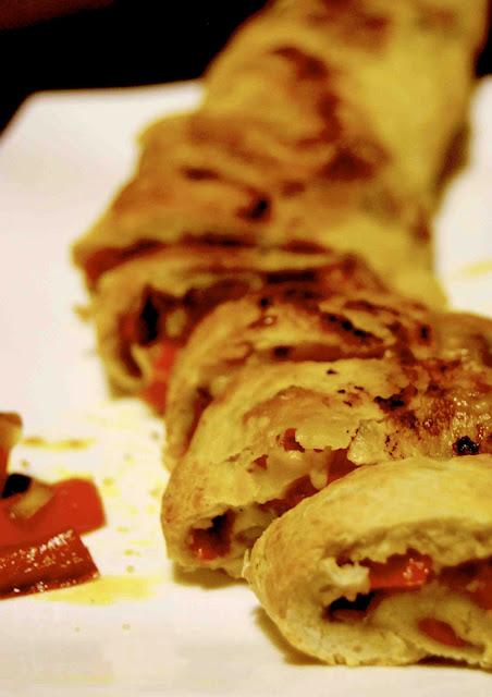 Rotolo sfizioso di peperoni con salsa di cipolle