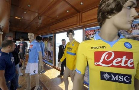 Calcio, Napoli e Macron rinnovano fino al 2015
