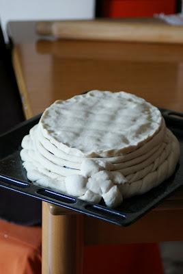 Un cestino per il pane fatto di pane