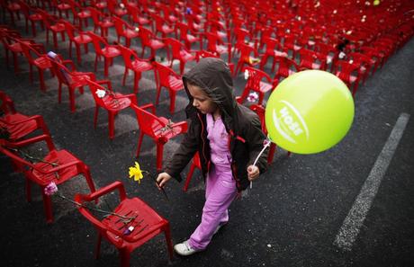 A vent’anni dall’assedio di Sarajevo, 11.451 sedie dipinte di rosso lungo via Tito per ricordare le vittime del conflitto