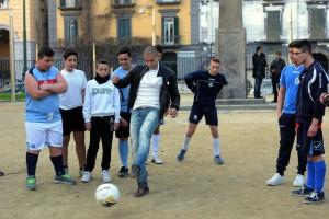 FOTO- Inler gioca a pallone con dei ragazzi in villa comunale!