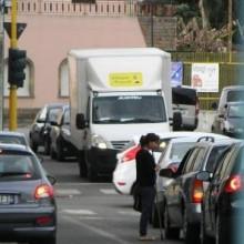 Oristano: arriva la primavera e ai semafori torna la lavatrice di vetri