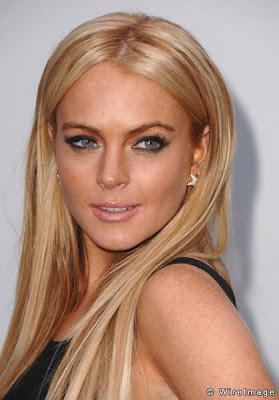 Lindsay Lohan svende i suoi vestiti per pagarsi i debiti