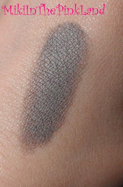 Maybelline Color tattoo 24hr: swatch n°40, Permanent Taupe.