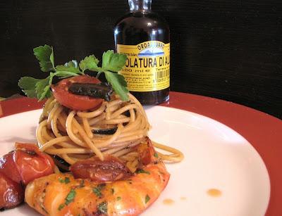 GRIDA DALLA CUCINA - SPAGHETTI CON CAVOLO NERO, POMODORINI DI PACHINO, COLATURA DI ALICI E MAZZANCOLLE - LA FABBRICA DELLA PASTA DI GRAGNANO