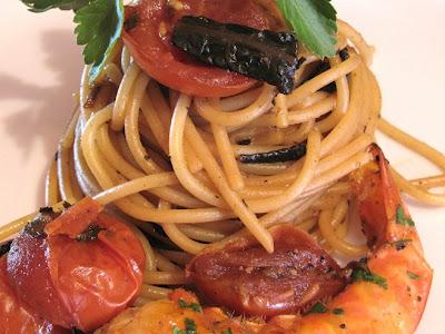 GRIDA DALLA CUCINA - SPAGHETTI CON CAVOLO NERO, POMODORINI DI PACHINO, COLATURA DI ALICI E MAZZANCOLLE - LA FABBRICA DELLA PASTA DI GRAGNANO