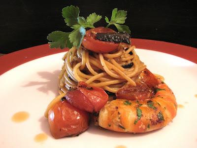 GRIDA DALLA CUCINA - SPAGHETTI CON CAVOLO NERO, POMODORINI DI PACHINO, COLATURA DI ALICI E MAZZANCOLLE - LA FABBRICA DELLA PASTA DI GRAGNANO