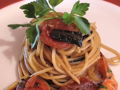 GRIDA DALLA CUCINA - SPAGHETTI CON CAVOLO NERO, POMODORINI DI PACHINO, COLATURA DI ALICI E MAZZANCOLLE - LA FABBRICA DELLA PASTA DI GRAGNANO