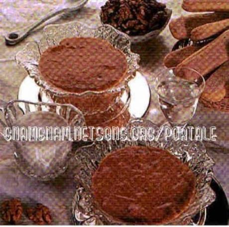 Coppe di crema al caramello con le noci