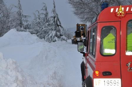 Una decina di persone in auto bloccate da un metro di neve sul monte Subasio (Assisi). Chiamati i pompieri