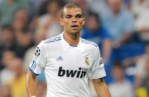 VIDEO-Pepe cade e colpisce a tradimento il suo compagno Arbeloa