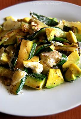 Insalata tiepida di zucchine, avocado e tofu
