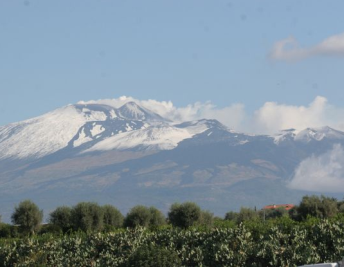 Bloccati dalla neve due autobus sull’Etna. Pasquetta con vento e freddo dappertutto