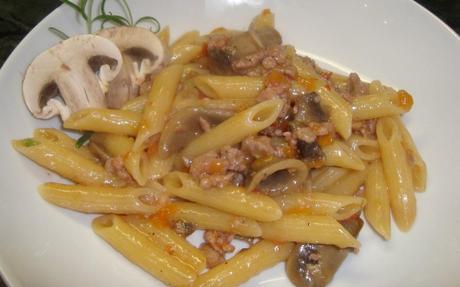 Penne al prosciutto affumicato e funghi