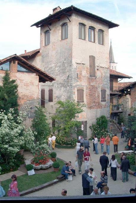 Aiuole fiorite nel borgo: ecco “Candelo in fiore”