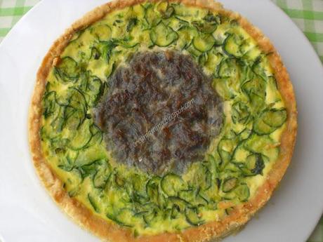 Crostata con cipolla rossa, zucchine e scamorza affumicata