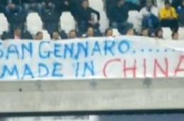 VIDEO! Striscione dei Juventini : ” San Gennaro…made in china” ! VIDEO “striscia lo striscione”