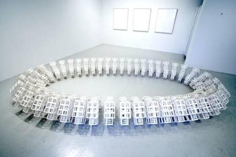 GEOMETRIE E PATTERNS TRIDIMENSIONALI NELLE INSTALLAZIONI DI JOHN POWERS