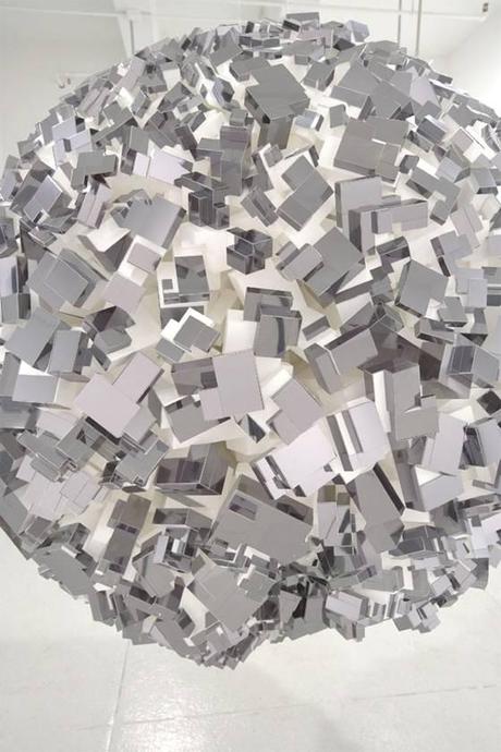 GEOMETRIE E PATTERNS TRIDIMENSIONALI NELLE INSTALLAZIONI DI JOHN POWERS