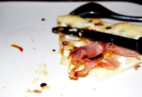 Pizza prosciutto crudo, ricotta e aceto balsamico di Modena