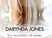 Novita’: fascino male Darynda Jones