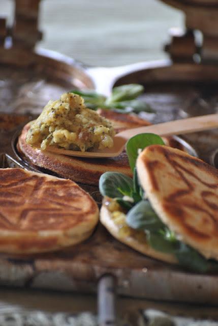 Tigelle al kamut con valeriana e crema di lardo ai semi di papavero e fiori di macis