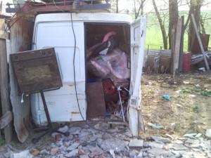 L’elicottero della Finanza scopre un cimitero d’auto