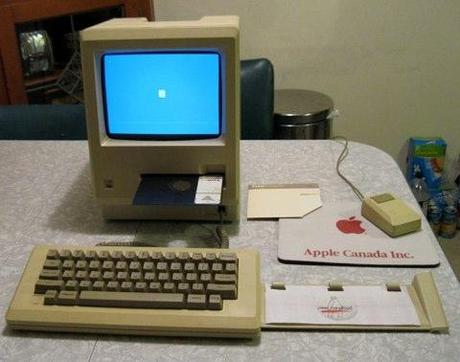 Su eBay finisce un vecchio prototipo di Macintosh con disco da 5.25”