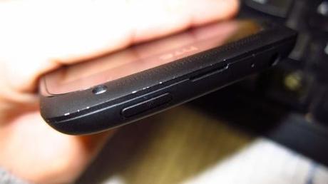 oneschip One S, HTC promette un programma di sostituzione per i problemi di verniciatura.
