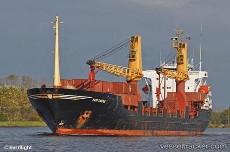 Nave panamense sversa per errore tonnellate di carburante in mare a Taranto