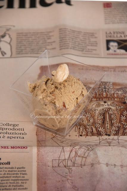 Gelato alla vaniglia con granella di anacardi caramellati