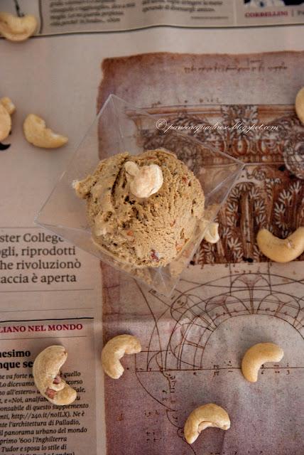 Gelato alla vaniglia con granella di anacardi caramellati