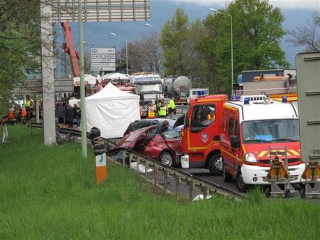 Tir guidato da un italiano schiaccia tre vetture a Chambery in Francia: 4 morti,  6 feriti