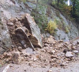 Mal tempo Orientale Sarda frana un costone roccioso