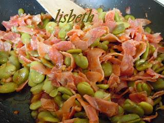 Straccetti di farro con sugo leggero di fave e pancetta