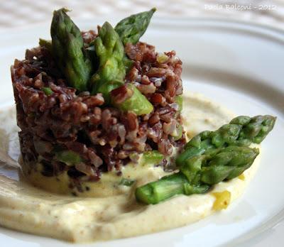 Riso rosso agli asparagi su crema di gorgonzola