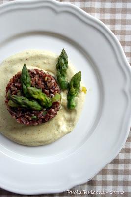 Riso rosso agli asparagi su crema di gorgonzola