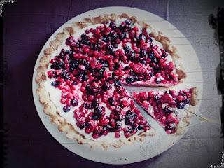 crostata 5 cereali frangipane con mousse al cioccolato bianco e frutti rossi