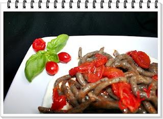 Strozzapreti con olive, pomodori datterini e burrata