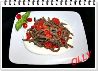 Strozzapreti con olive, pomodori datterini e burrata